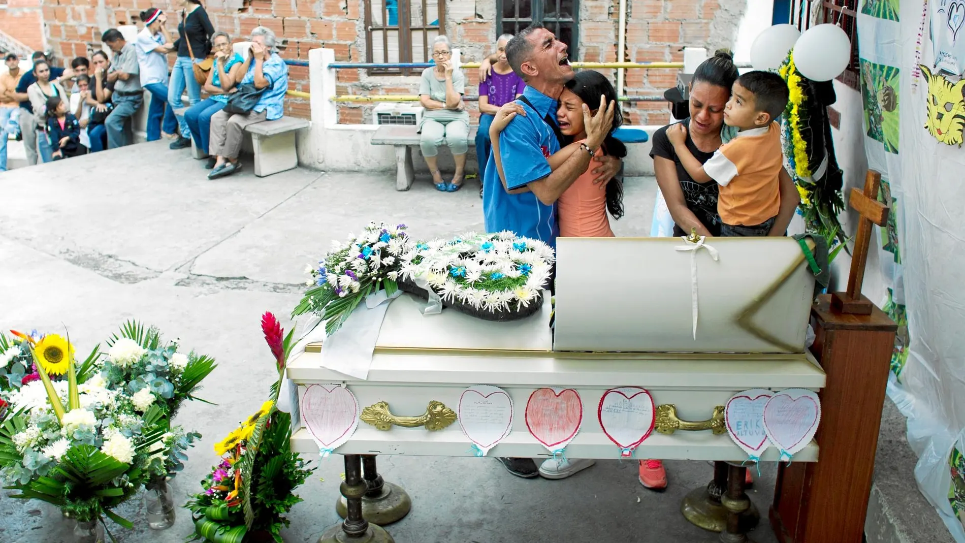 Entierro de Erick Altuve, otro de los niños fallecidos en el Hospital JM de los Ríos el pasado mes de mayo / Ap