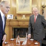 Don Juan Carlos recibe en su despacho de Zarzuela al ministro de Exteriores marroquí