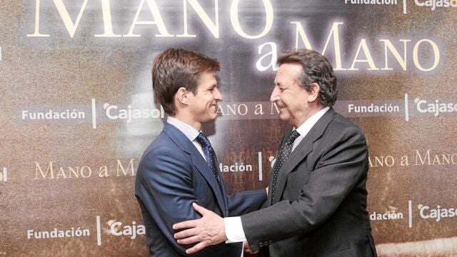Julián López y Alfonso Ussía participaron ayer en un «Mano a mano» de Cajasol