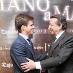 Julián López y Alfonso Ussía participaron ayer en un «Mano a mano» de Cajasol