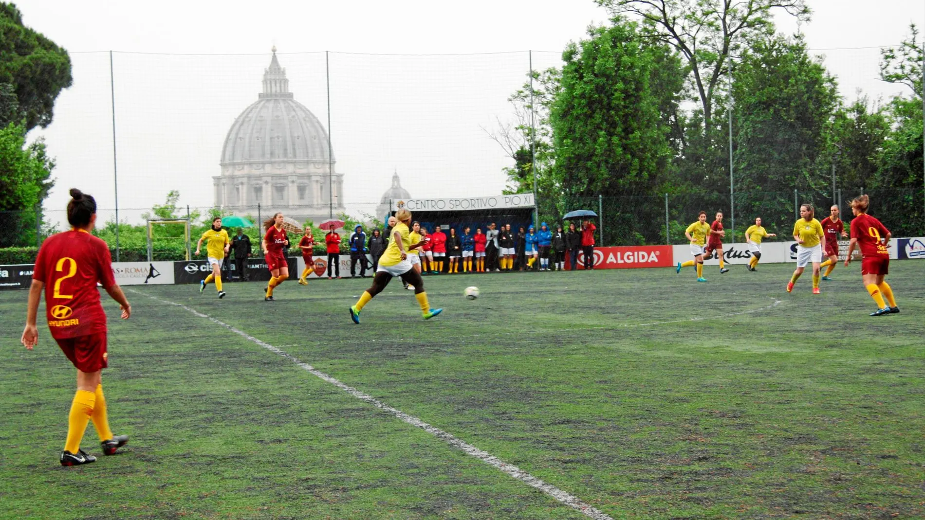 La lluvia que cayó sobre el césped del estadio los Caballeros de Colombo empañó el estreno del equipo, que finalmente perdió contra la Roma