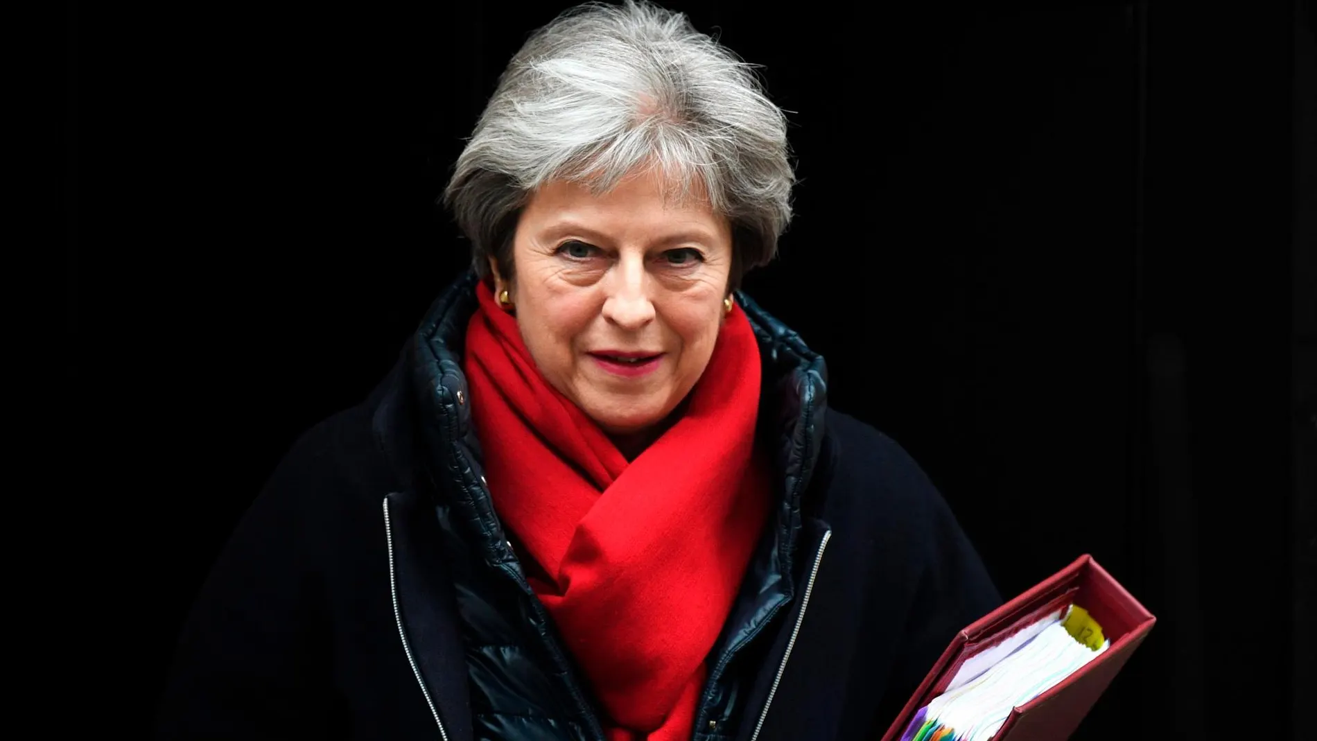 La primera ministra británica, Theresa May, sale de su residencia oficial en Downing Street. EFE/ Facundo Arrizabalaga