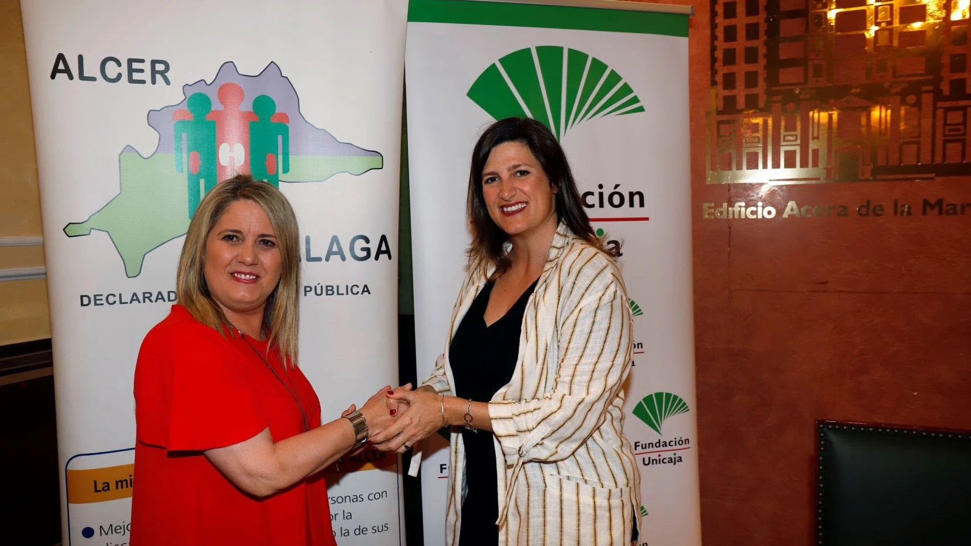 Al acto de firma del acuerdo asistieron la responsable de Solidaridad Social y Educación de Fundación Unicaja, Ana Cabrera, y la presidenta de Alcer Málaga, Josefa Gómez / Foto: La Razón