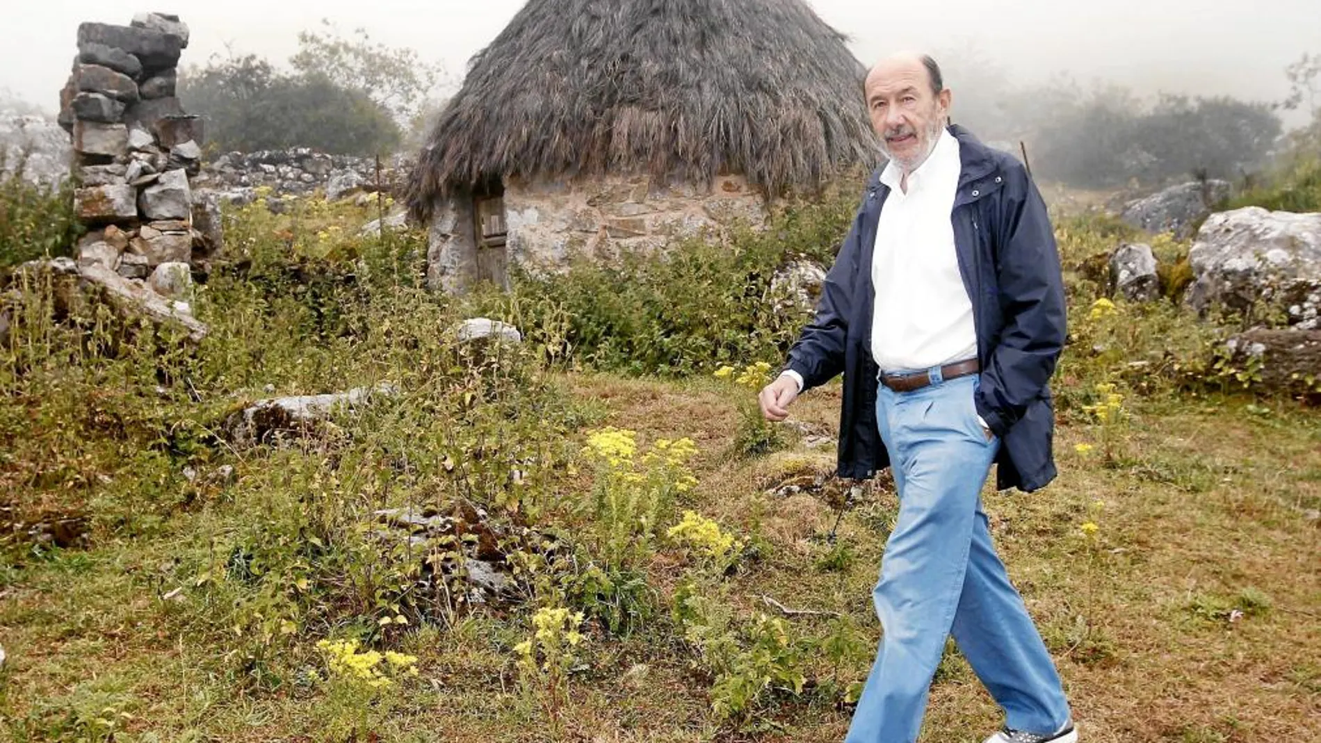 El líder socialista, ayer, en el Parque Natural de Somiedo (Asturias)