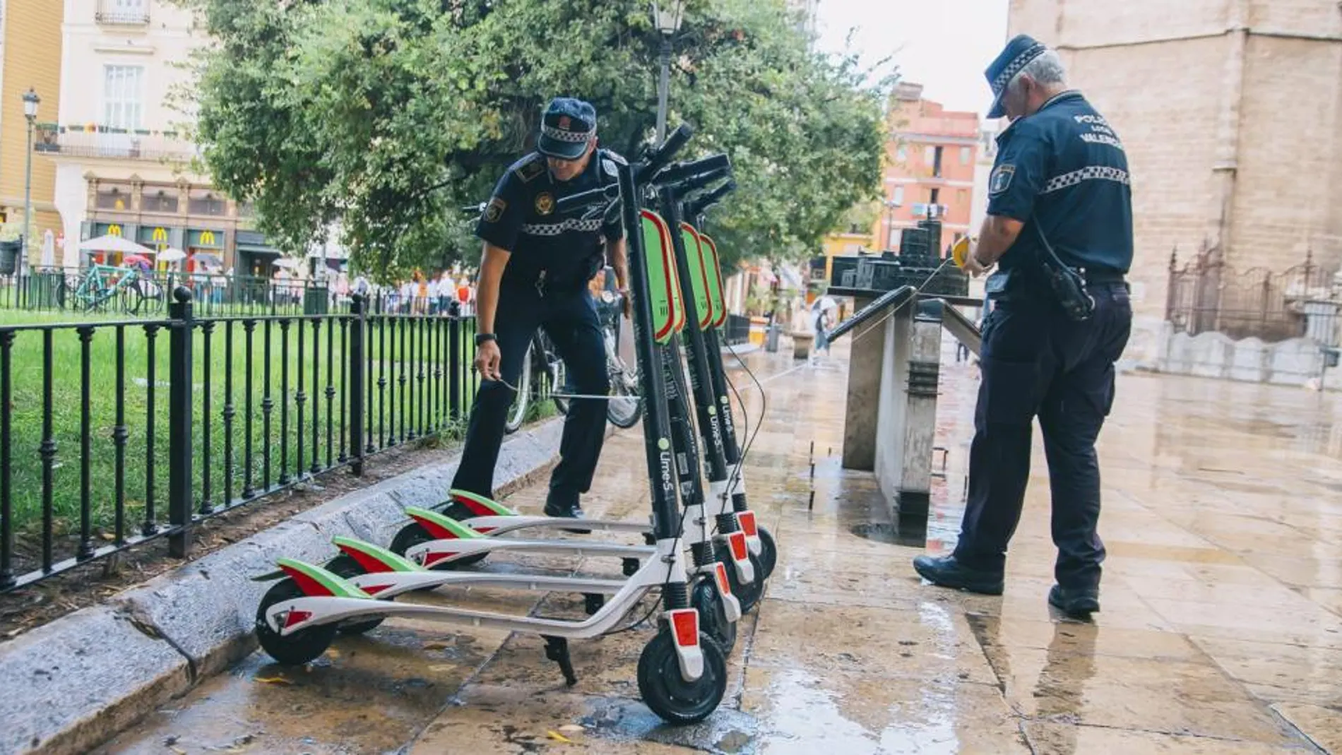 A principios de este mes, la Policía Local de Valencia retiraba de las calles de Valencia casi un centenar de patinetes eléctricos por ocupación ilegal del espacio público