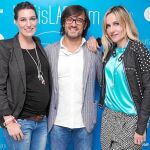 Clara Courel, acompañada por Eugenia Ortiz y César Ramírez, durante la presentación