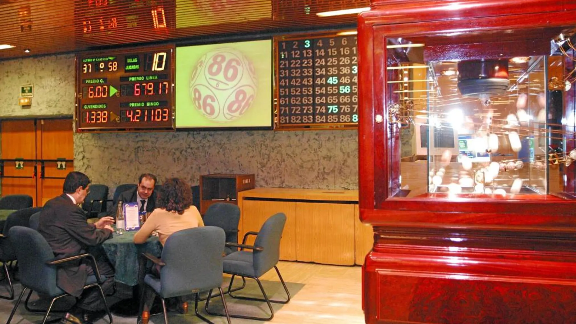 Imagen de unos jugadores en el bingo. El sector del juego decreció en 2012 pero parece que remonta este año