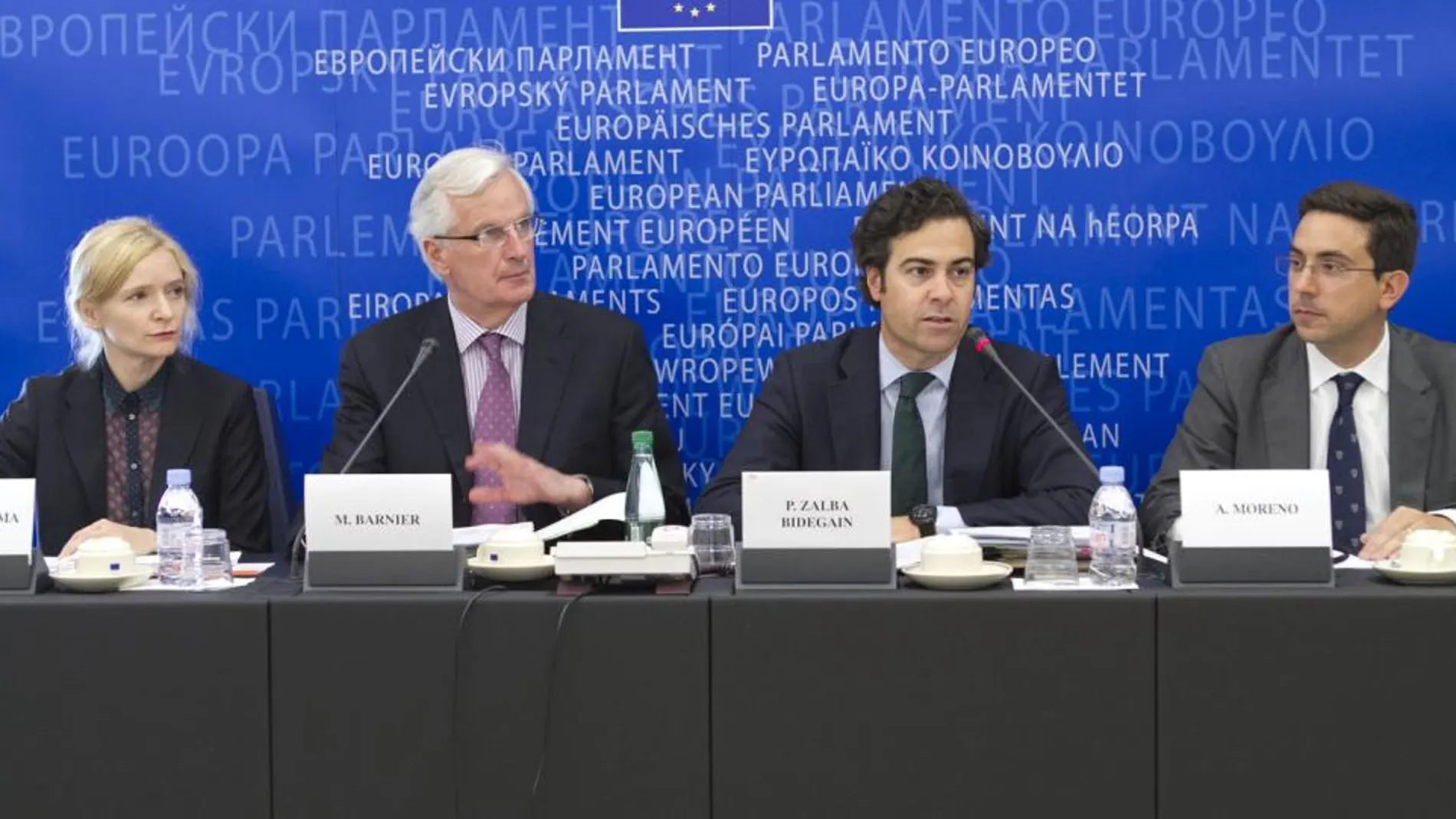 Laura Valderrama, el comisario Michel Barnier, el eurodiputado Pablo Zalba, y el profesor Antonio Moreno