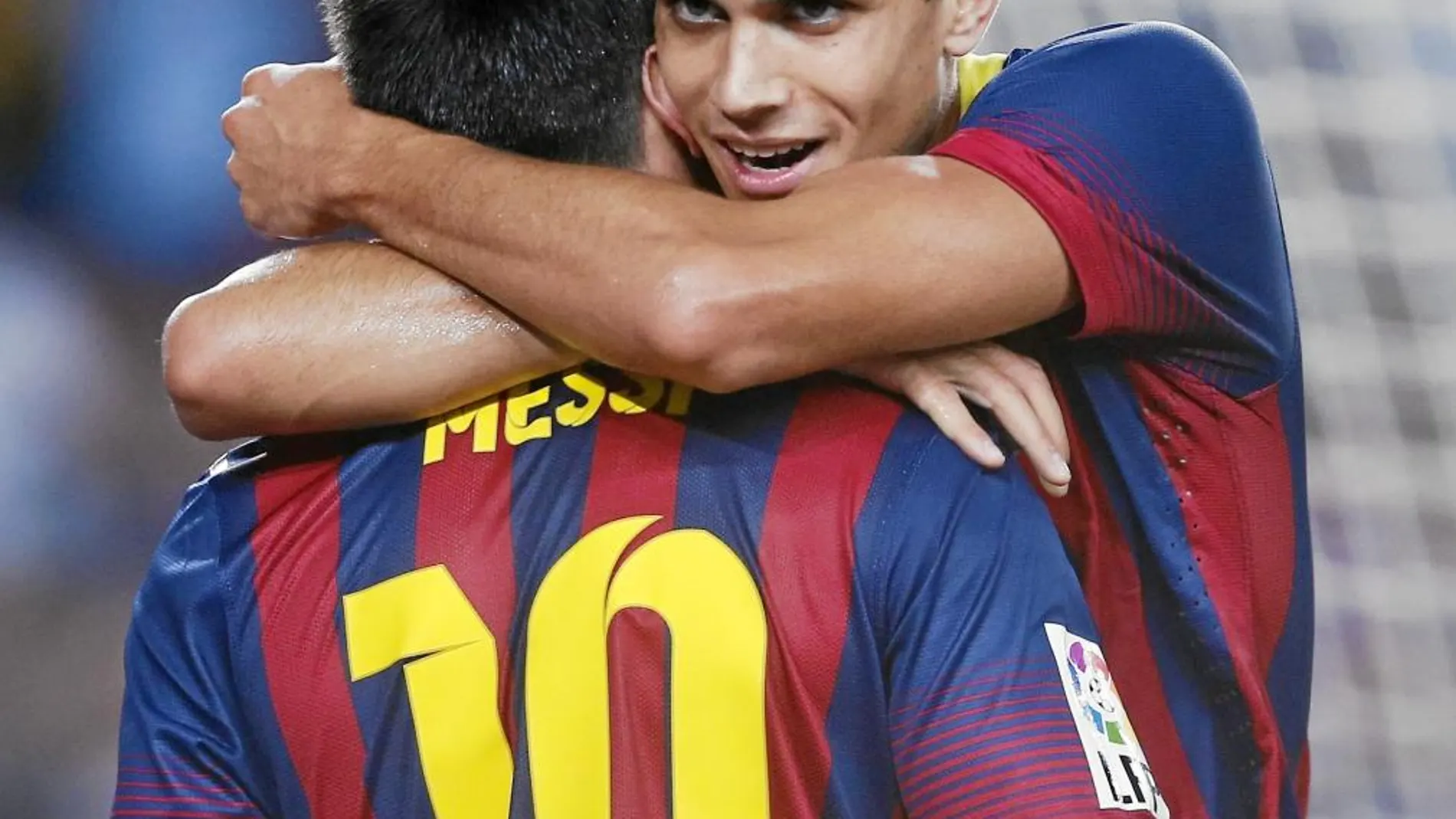 Martino recurrió a Bartra, en la imagen abrazando a Messi, y el canterano le respondió con un gol