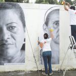 LAS CARAS DE LA TRAGEDIA Fotografías pegadas en un muro de Caracas en el que se ve, a la izquierda, el rostro de Elbira Barrios, que perdió a su hijo en 2009 y aún espera justicia