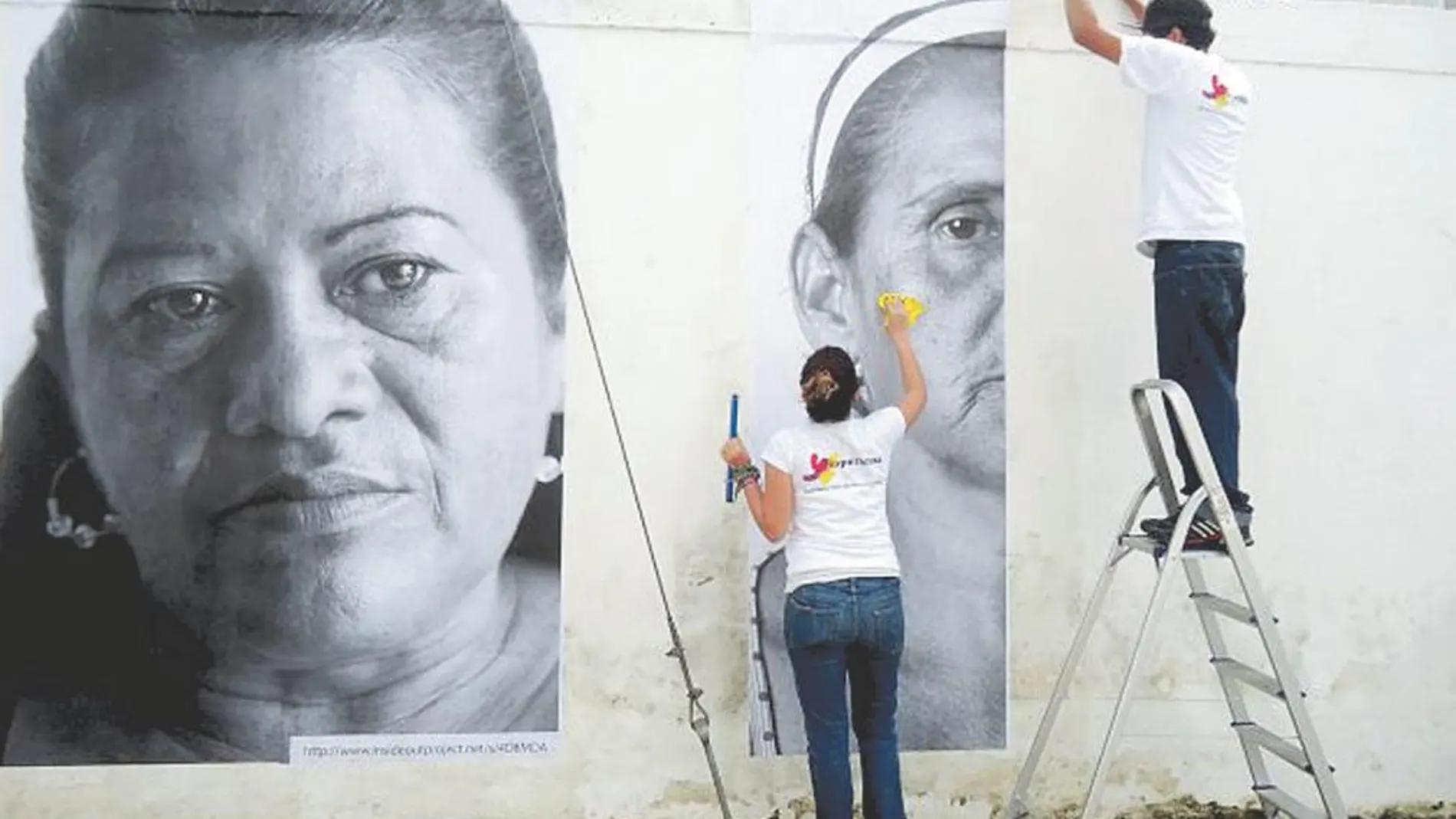LAS CARAS DE LA TRAGEDIA Fotografías pegadas en un muro de Caracas en el que se ve, a la izquierda, el rostro de Elbira Barrios, que perdió a su hijo en 2009 y aún espera justicia