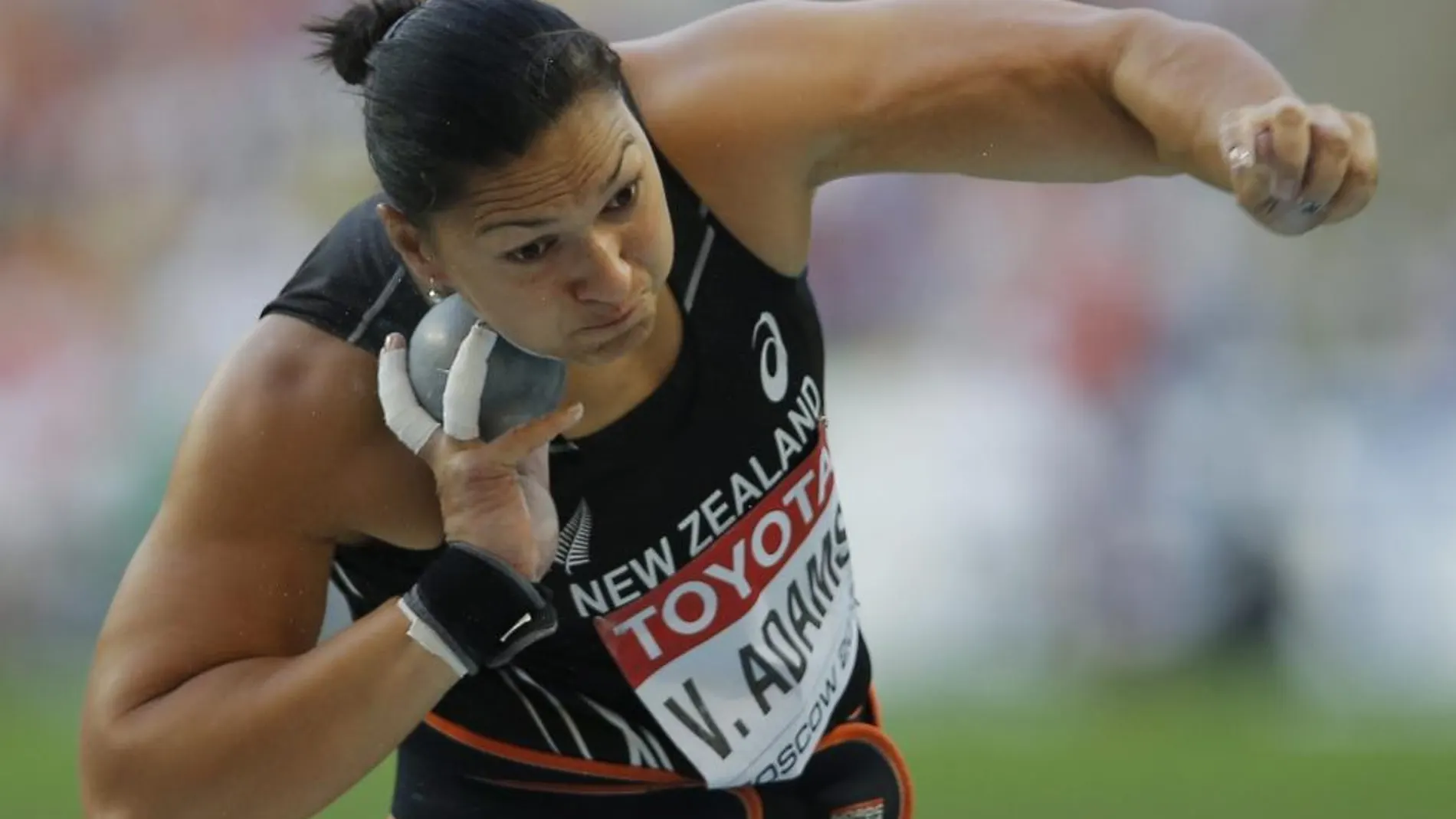 La atleta de Nueva Zelanda Valerie Adams compite en lanzamiento de peso durante los Mundiales de Atletismo Moscú 2013 que se celebran en el Estadio Olímpico Luzhnikí de la capital rusa hoy, lunes 12 de agosto de 2013.