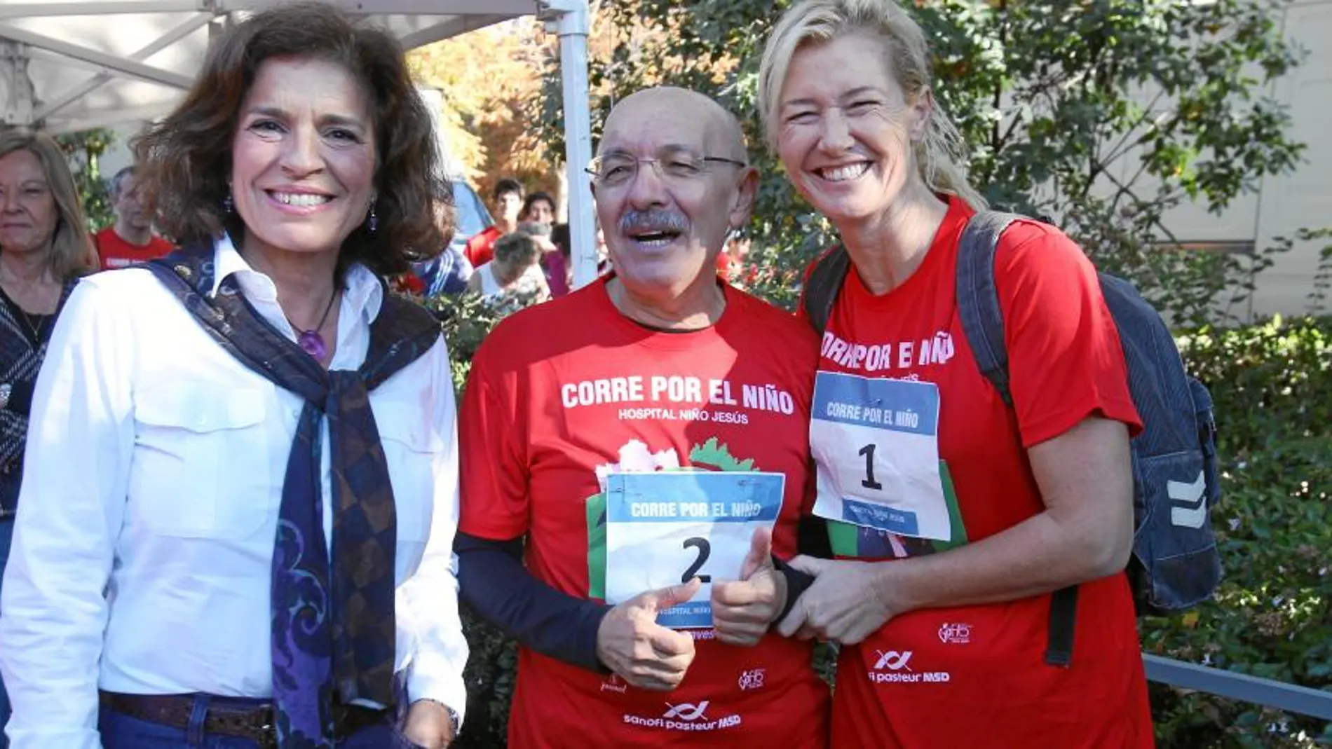 La alcaldesa de Madrid, Ana Botella, fue la encargada de entregar los trofeos de la carrera «Corre por el niño»