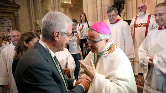 El nuevo Arzobispo de Tarragona, Joan Planellas con el todavía alcalde en funciones, Josep Félix Ballesteros, que perderá el cargo tras doce años por la política de pactos