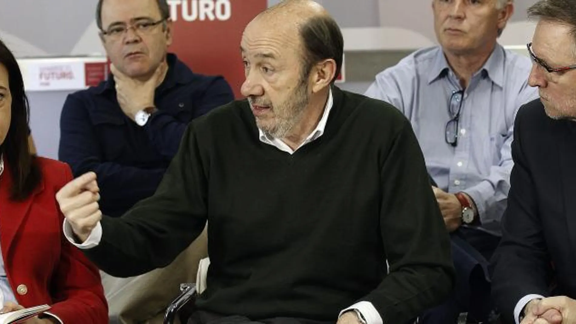 Fotografía facilitada por el PSOE de su secretario general, Alfredo Pérez Rubalcaba (c), junto a los portavoces de los grupos parlamentarios del PSOE en el Congreso, Soraya Rodríguez (i), y en el Senado, Marcelino Iglesias (d), durante una reunión de trabajo sobre el Plan de Reactivación Económica