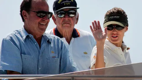 Manuel Casanova (izqda) junto a la entonces princesa Letizia, en la regata SM La Reina