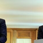 El Primer Ministro bitánico, David Cameron (L) y el presidente ruso Vladimir Putin (R) hablan para la prensa, hoy 16 de junio de 2013 en Londres.