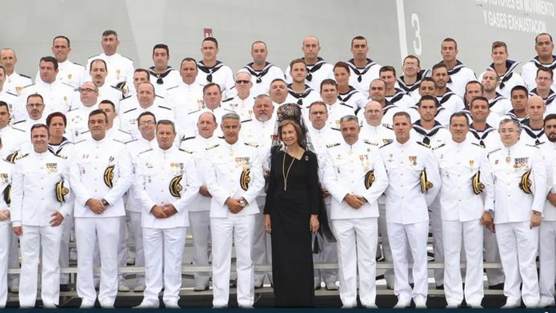 La Reina, con la dotación del "Juan Carlos I"