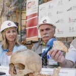 Los codirectores de las excavaciones de la Sierra de Atapuerca (Burgos) acompañados por la consejera de Cultura, Alicia García, presentan los resultados y hallazgos de la campaña