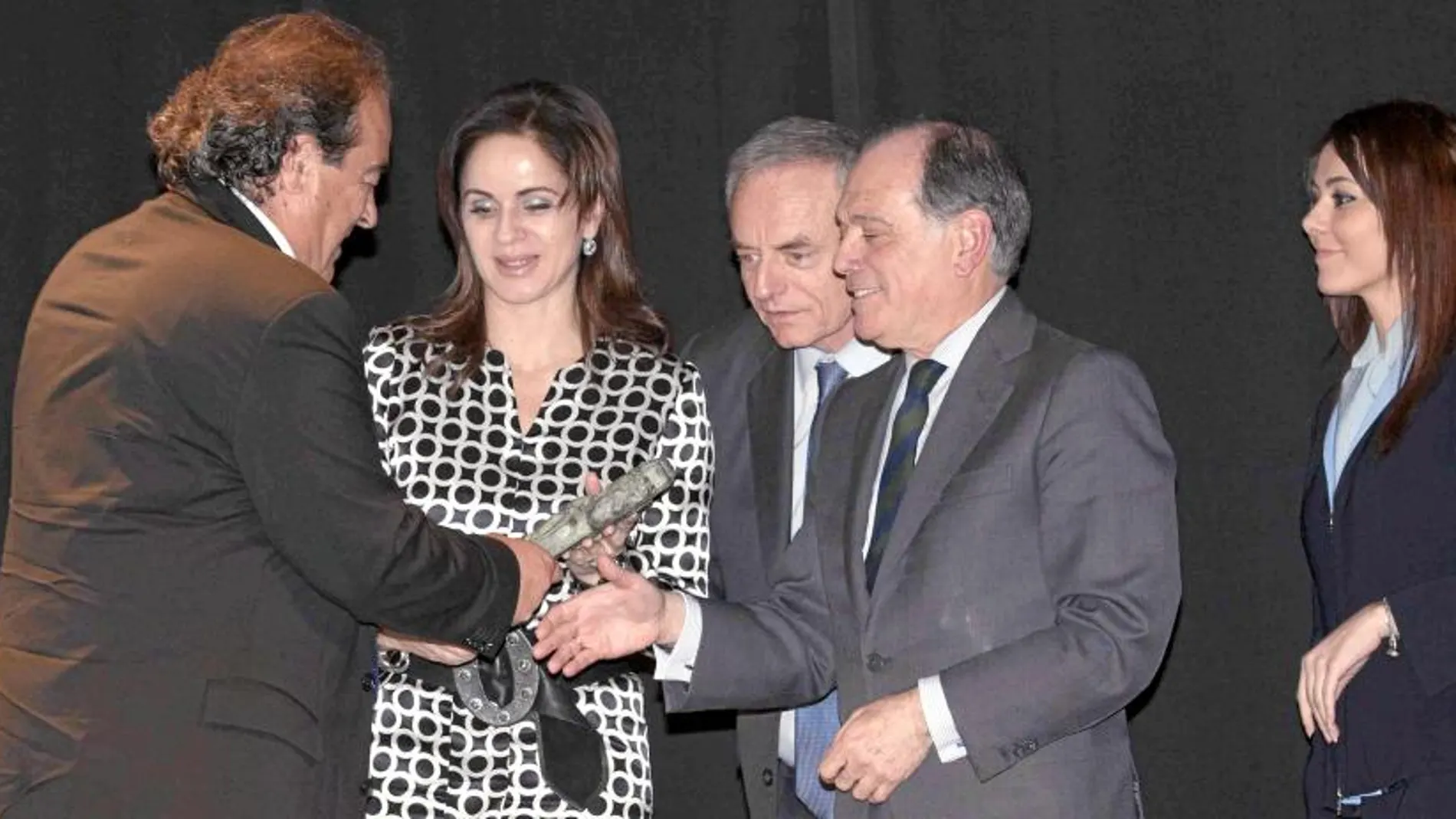Silvia Clemente y Tomás Villanueva hacen entrega del IX Premio de Familia Empresaria a Miguel Ángel Tejedor