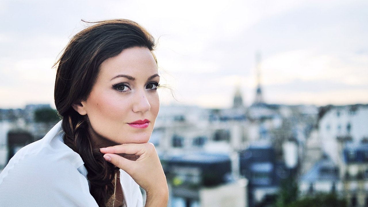 Julie fuchs, la soprano expulsada de “la flauta mágica” por estar embarazada, será indemnizada por la ópera de hamburgo