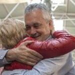 El presidente del PSOE y de la Junta de Andalucía, José Antonio Griñán, saluda a la alcaldesa de Alcalá la Real, Elena Víboras