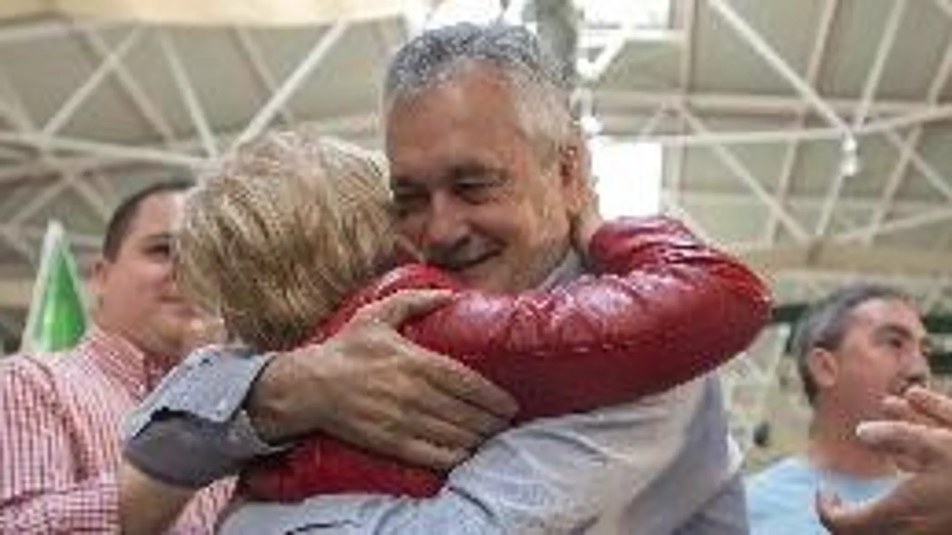 El presidente del PSOE y de la Junta de Andalucía, José Antonio Griñán, saluda a la alcaldesa de Alcalá la Real, Elena Víboras
