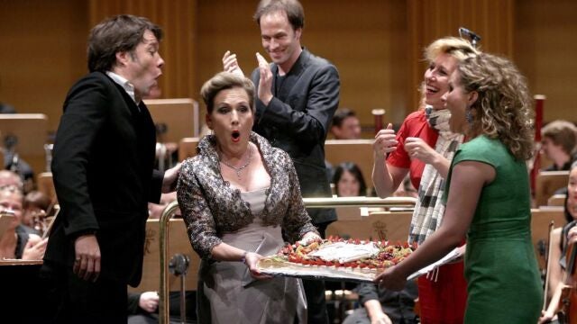 Rufus Wainwrigh sopla las velas de la tarta con la que ha sido obsequiado por parte de las sopranos