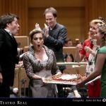 Rufus Wainwrigh sopla las velas de la tarta con la que ha sido obsequiado por parte de las sopranos