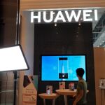 Un hombre camina por una tienda Huawei este jueves en Taipei, Taiwán / Foto: Efe