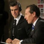 El galés Gareth Bale (i), acompañado por el director de Relaciones Institucionales del Real Madrid, Emilio Butragueño