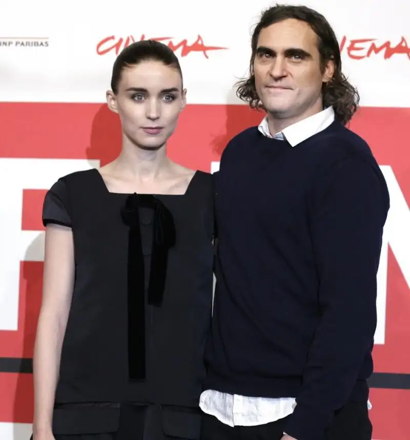 La actriz Rooney Mara y el actor Joaquin Phoenix posan en el photo call de la película 'Her&quot;