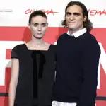  Joaquin Phoenix y Rooney Mara esperan su primer hijo