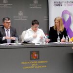 Isabel García (en el centro) participó también ayer en la constitución en la Delegación del Gobierno de un grupo de trabajo contra la violencia contra las mujeres.