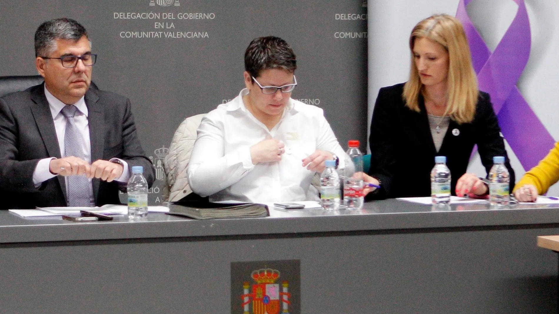 Isabel García (en el centro) participó también ayer en la constitución en la Delegación del Gobierno de un grupo de trabajo contra la violencia contra las mujeres.