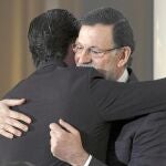 El presidente del Ejecutivo, Mariano Rajoy, abraza al presidente de Baleares, José Ramón Bauzá
