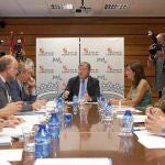 El consejero de Fomento y Medio Ambiente, Antonio Silván, preside la reunión del Diálogo Social