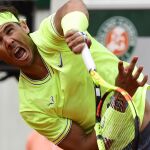 Rafa Nadal hace un saque en el partido de cuartos contra Nishikori