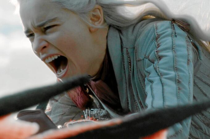 Daenerys, interpretada por Emilia Clarke, ataca Desembarco del Rey con su dragón. Foto: HBO