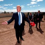 El presidente de Estados Unidos, Donald Trump, durante su visita a la frontera entre EE UU y México en Calexico, California/ Reuters