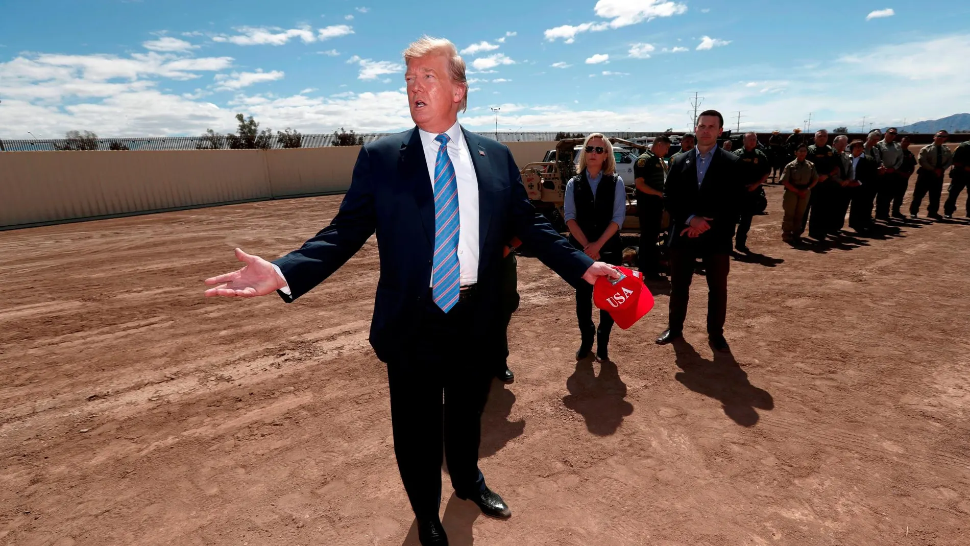 El presidente de Estados Unidos, Donald Trump, durante su visita a la frontera entre EE UU y México en Calexico, California/ Reuters