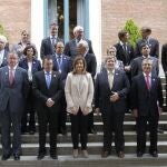 La ministra española de Empleo y Seguridad Social, Fátima Báñez (c), posa durante la foto de familia con los ministros y secretarios de Estado de Empleo de la Unión Europea