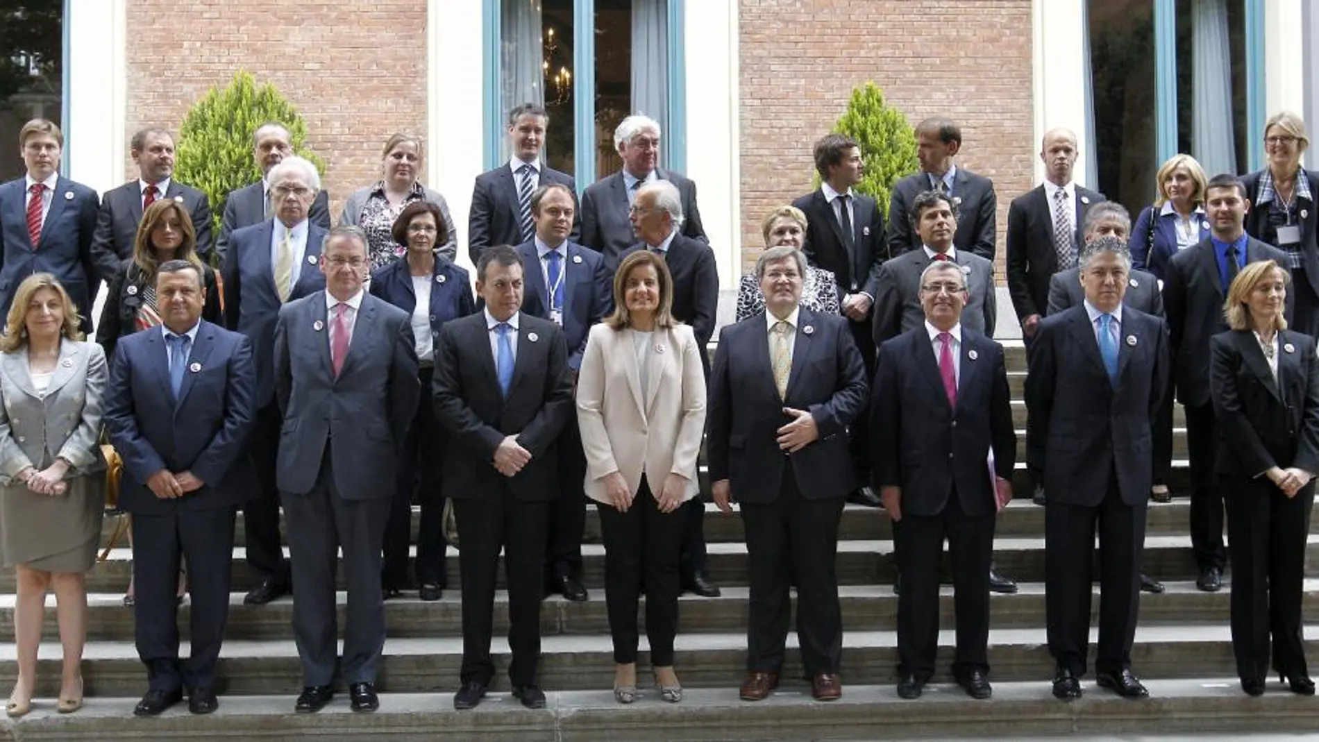 La ministra española de Empleo y Seguridad Social, Fátima Báñez (c), posa durante la foto de familia con los ministros y secretarios de Estado de Empleo de la Unión Europea