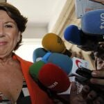 La exministra de Fomento y exconsejera andaluza de Economía, Magdalena Álvarez, realiza declaraciones a los medios de comunicación a la salida e los juzgados de Sevilla