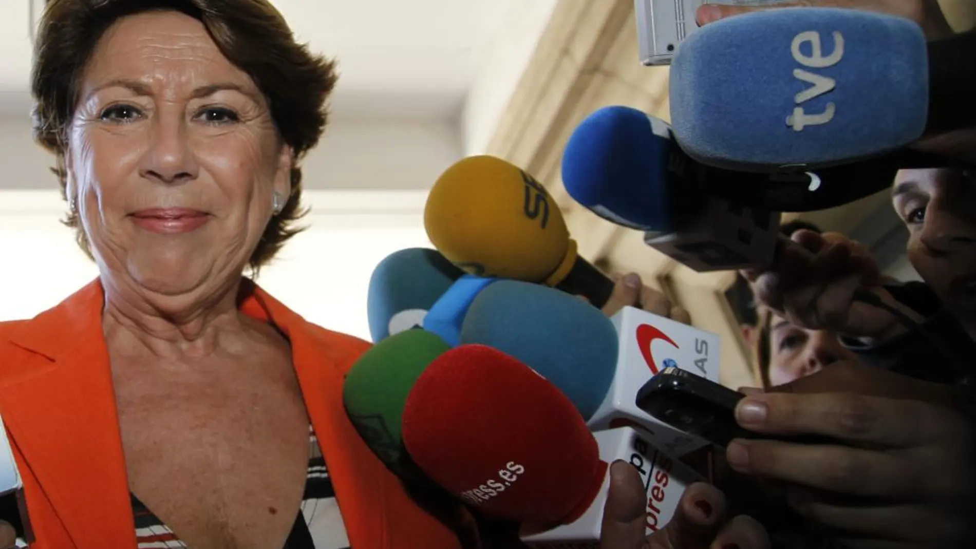 La exministra de Fomento y exconsejera andaluza de Economía, Magdalena Álvarez, realiza declaraciones a los medios de comunicación a la salida e los juzgados de Sevilla