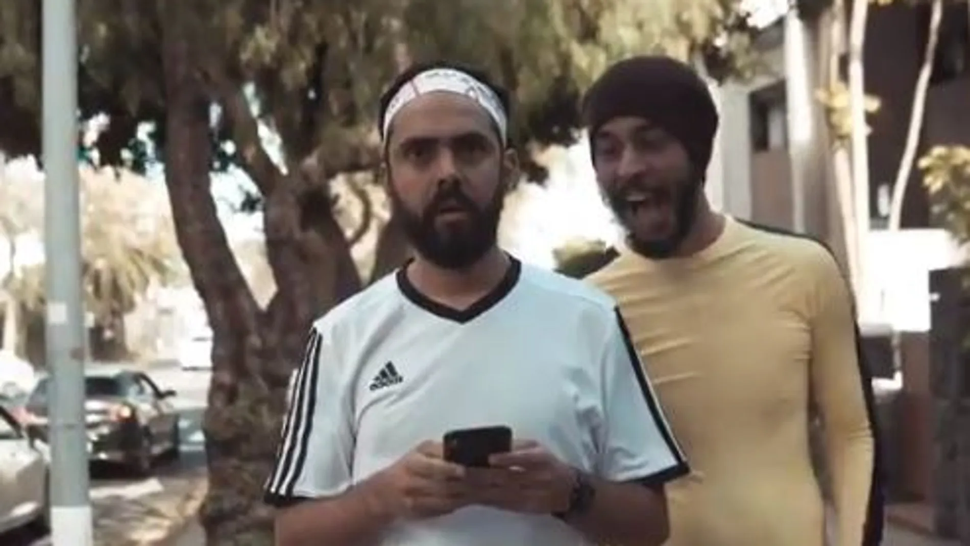 El cómico Aarón Gómez y el actor Víctor Huyaba ayudan con un vídeo a luchar contra la ansiedad.
