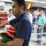 Varios venezolanos hacen la compra en un supermercado de Caracas