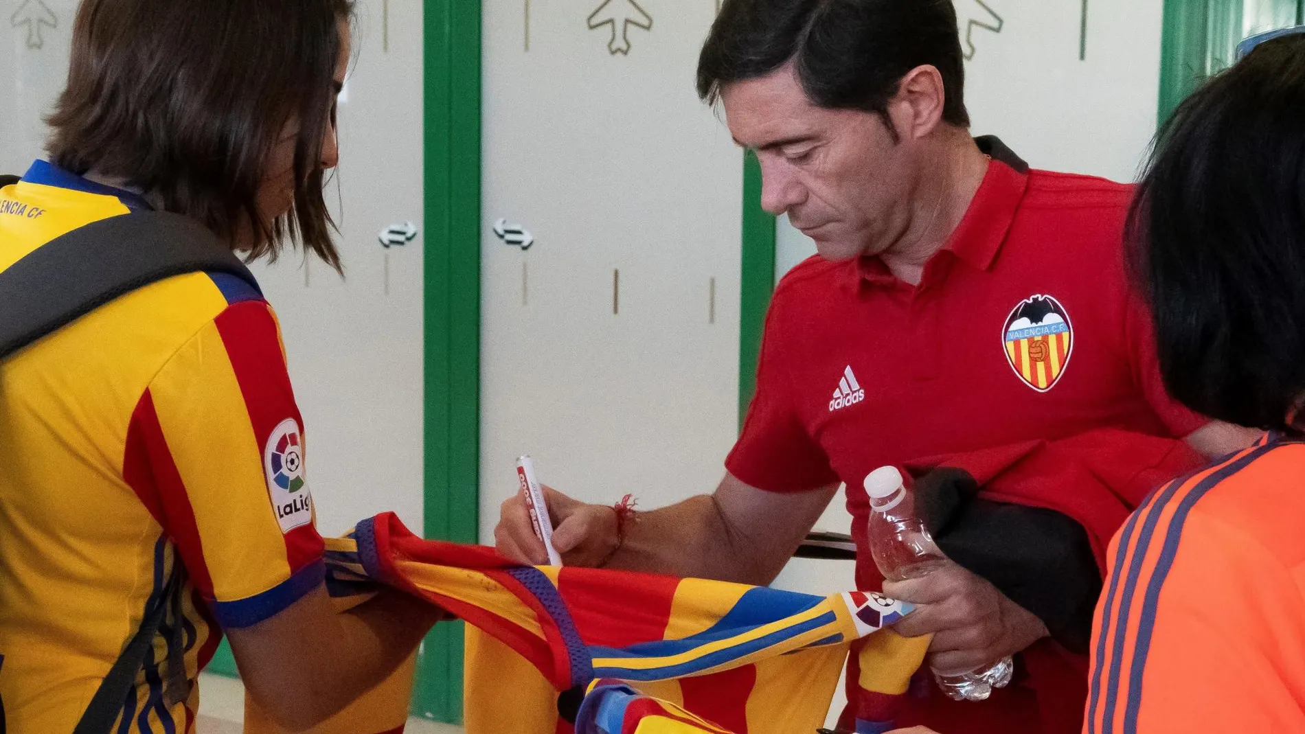 Marcelino firma autógrafos a seguidores del Valencia