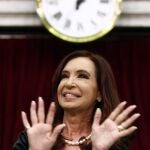 Fernández de Kirchner celebra una década en la presidencia de Argentina acosada por los escándalos de control a la Prensa y delitos económicos