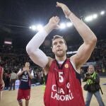 El alero argentino del Caja Laboral, Andrés Nocioni, celebra la victoria de su equipo por 97 -70 ante el Cedevita Zagreb